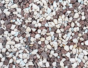 Nahaufnahme von braun-weißen Lavaerde-Kieseln, unregelmäßig geformt und grob strukturiert