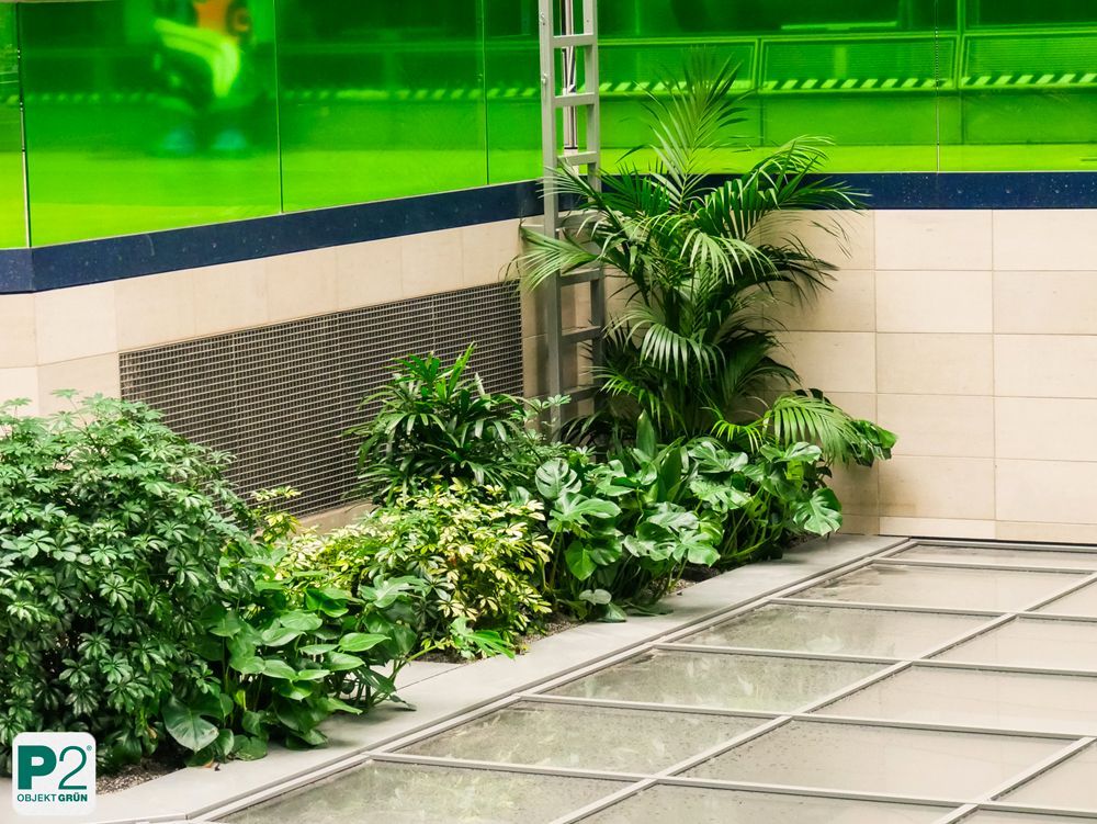 Moderne Architektur mit grünen Elementen und Pflanzen