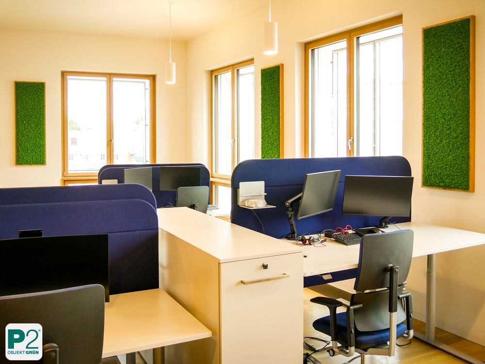 Modernes Büro mit Schreibtischen und Computern