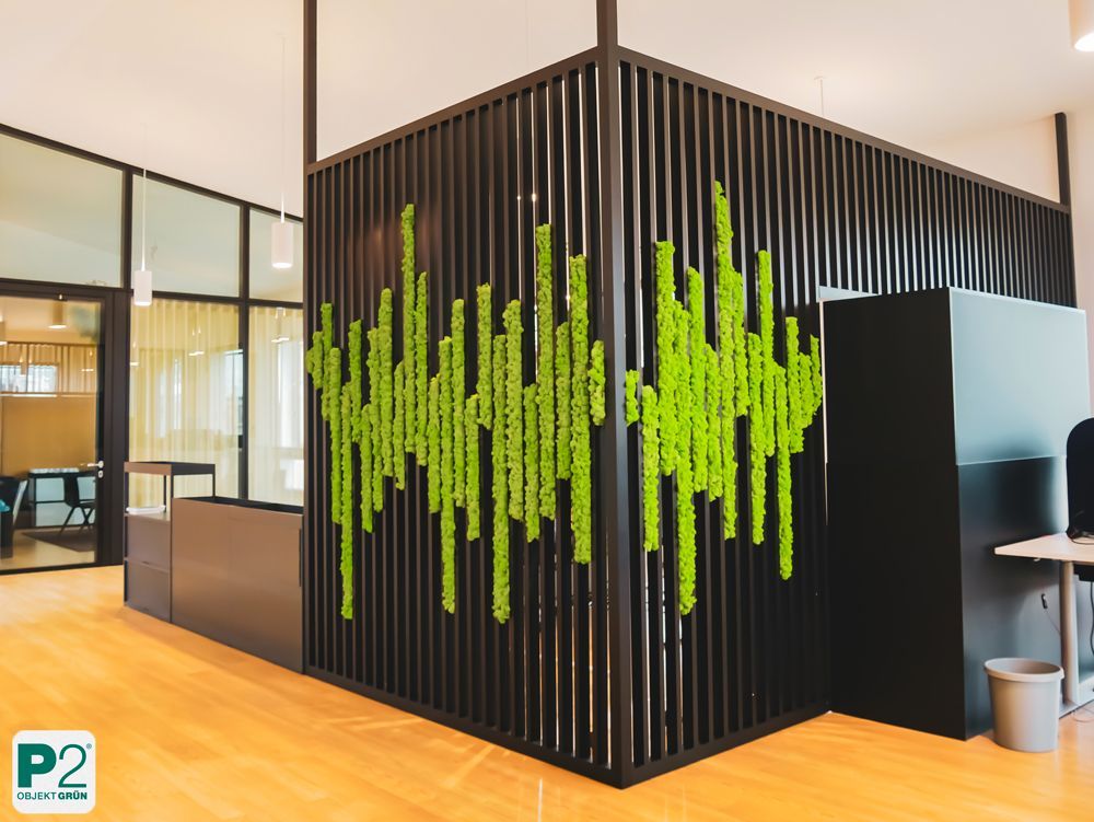 Innenansicht eines modernen Büros mit grünem Wanddesign