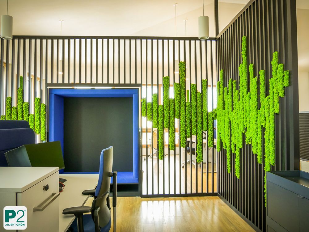 Innenansicht eines modernen Büros mit grünem Wanddesign