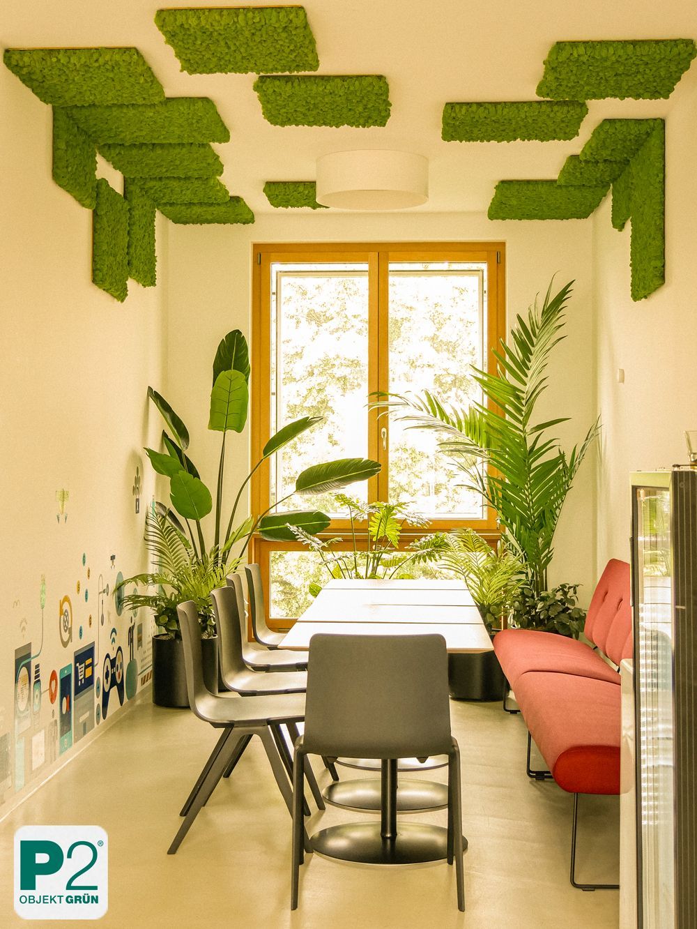 Modernes Büro mit grünen Pflanzen und einem hellen Raum.