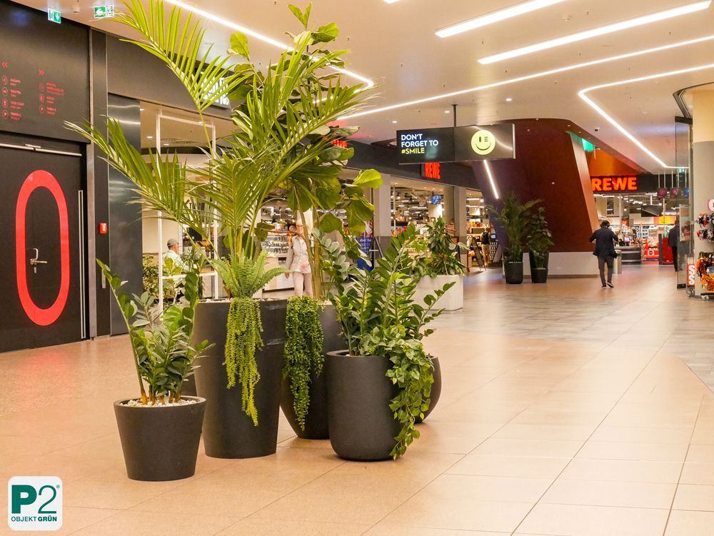 Einkaufspassage mit Topfpflanzen