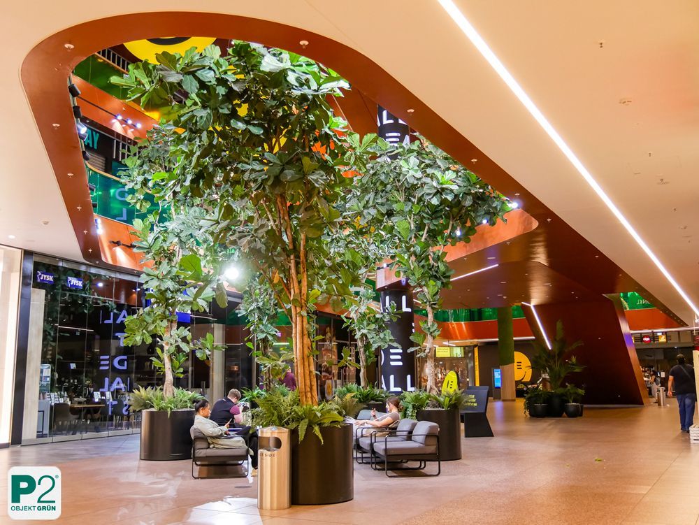 Einkaufspassage mit Topfpflanzen