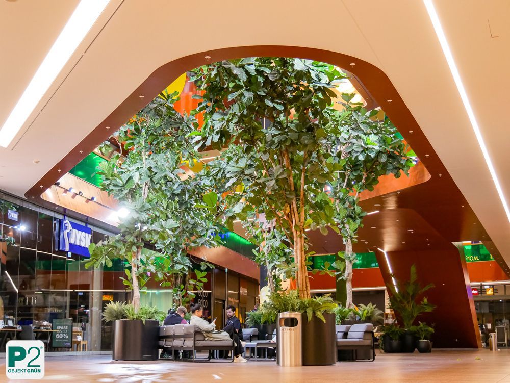 Einkaufspassage mit Topfpflanzen