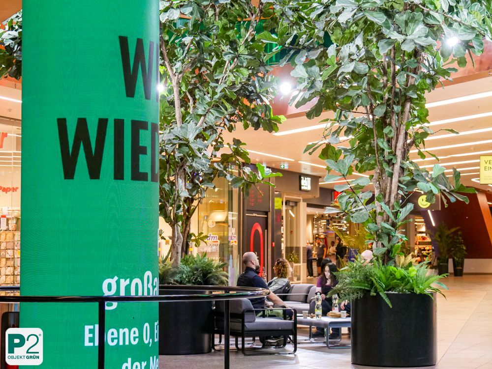 Einkaufspassage mit Topfpflanzen