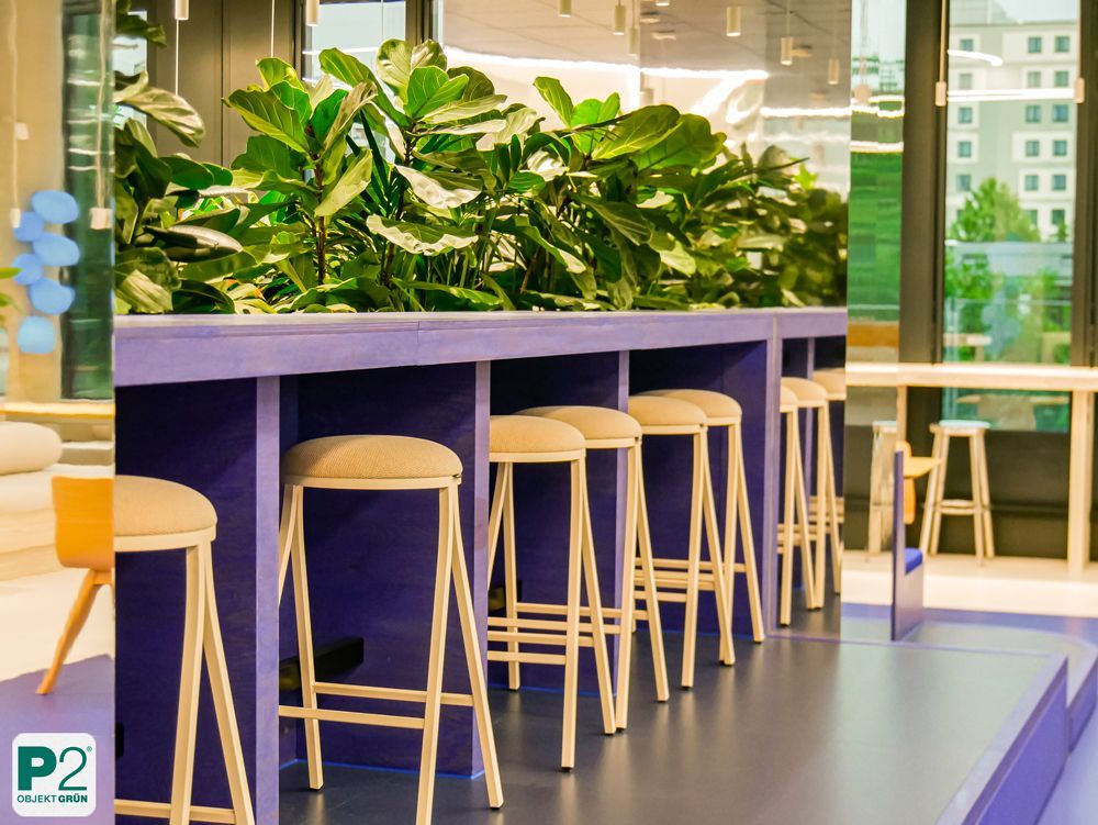 Moderne Bar mit Pflanzen im Innenraum