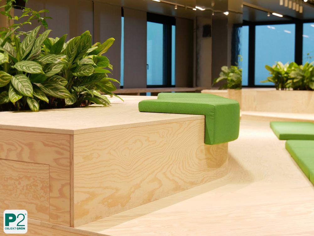 Moderne Sitzgelegenheit mit grünen Pflanzen im Hintergrund.