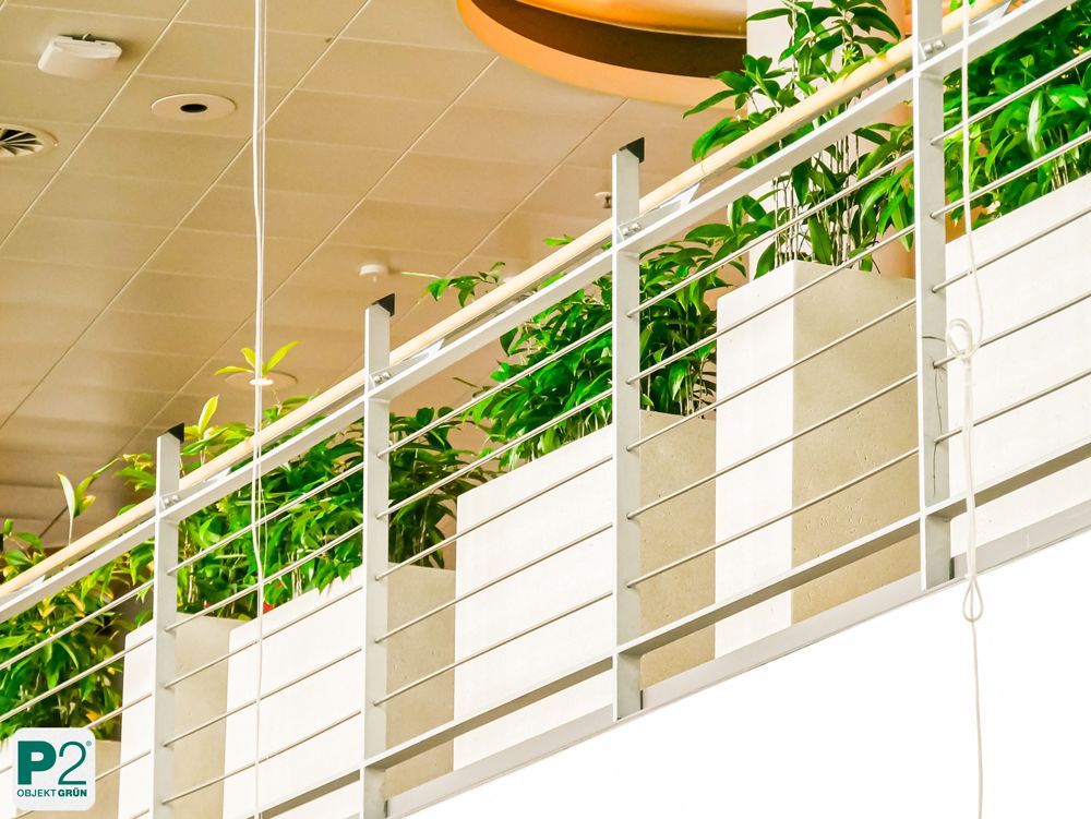 Moderner Balkon mit Pflanzen und Geländer