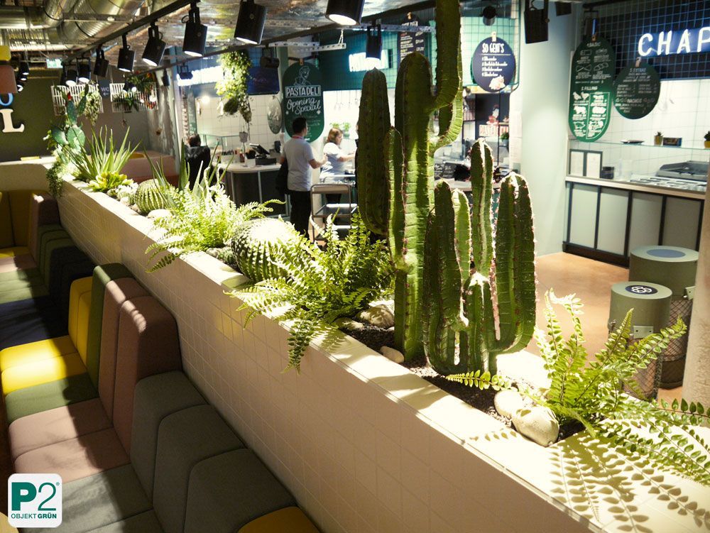 Innenansicht eines modernen Restaurants mit Sukkulenten und Pflanzen