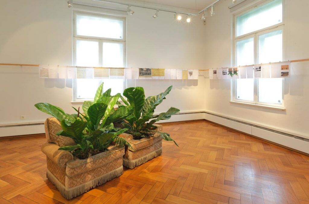 Pflanzskulptur aus geflochtenen Körben in einer hellen Ausstellungshalle.