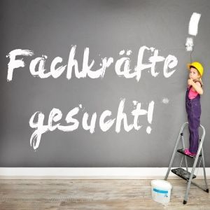 Ein Mann kniet auf einem Dach mit Solarmodulen.