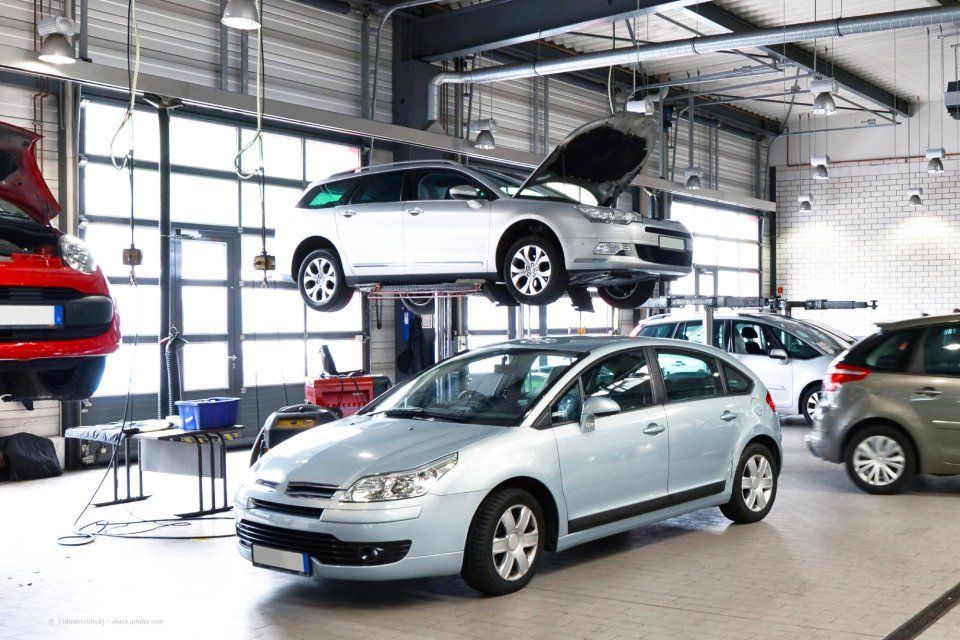 Zwei Autos in der Werkstatt von Cornell Trentzsch, Enrico Trentzsch u. Kai Trentzsch GbR