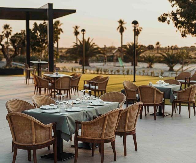 Un restaurante con mesas y sillas instaladas al aire libre.