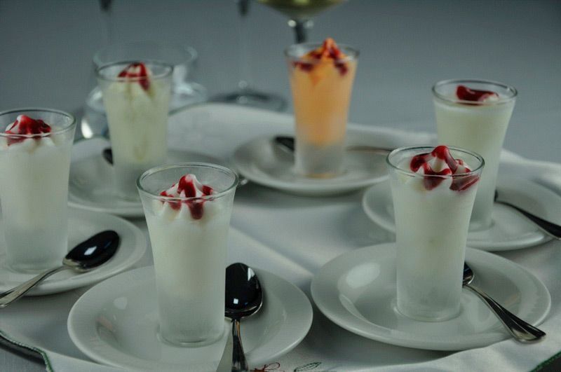 Una mesa cubierta con una variedad de postres y cucharas.