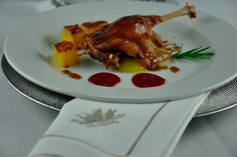 Un plato de comida con una servilleta que dice hotel.