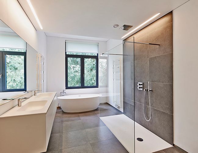 Un baño con bañera, lavabo y ducha.