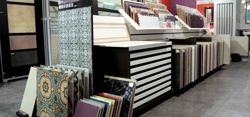 Una tienda con muchos azulejos en exhibición