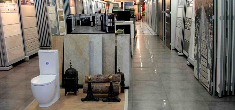 Un inodoro y una chimenea se exhiben en una tienda de azulejos.