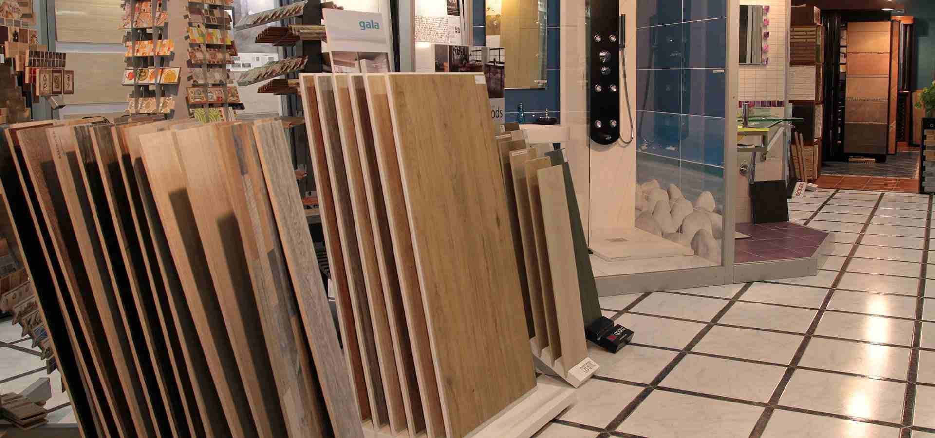 Una exhibición de pisos de madera en una tienda.