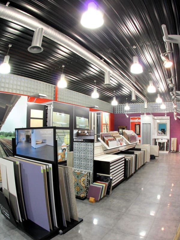 Una gran sala con muchos azulejos en exposición.