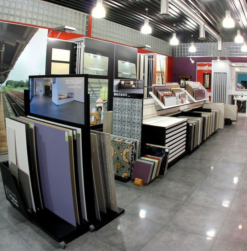 Una exhibición de azulejos en una tienda con un cartel que dice 18 km