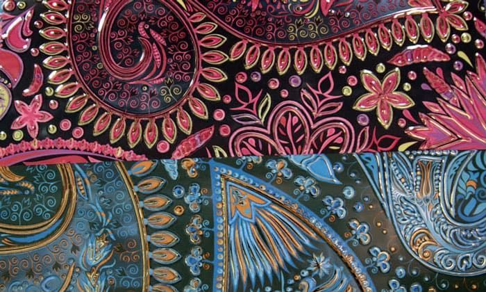 Un primer plano de tres tipos diferentes de telas paisley.