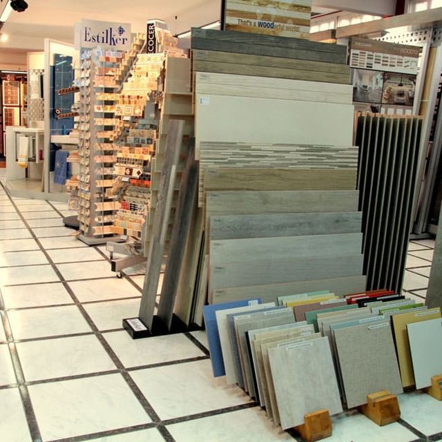 Una exhibición de azulejos en una tienda con un cartel que dice Excelsior.