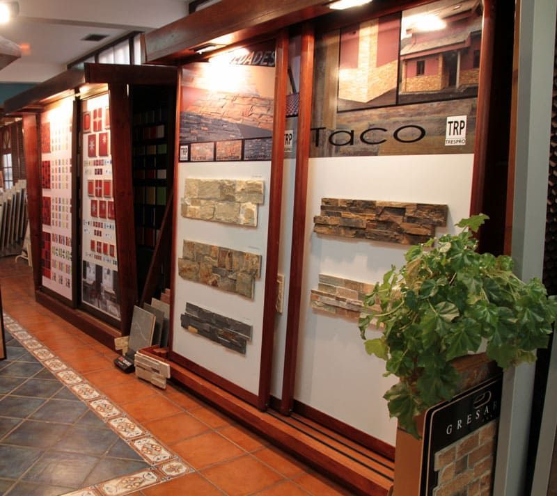 Un cartel de tacos está en la pared de una tienda.