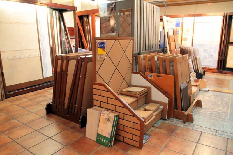 Una habitación llena de muchos tipos diferentes de azulejos.