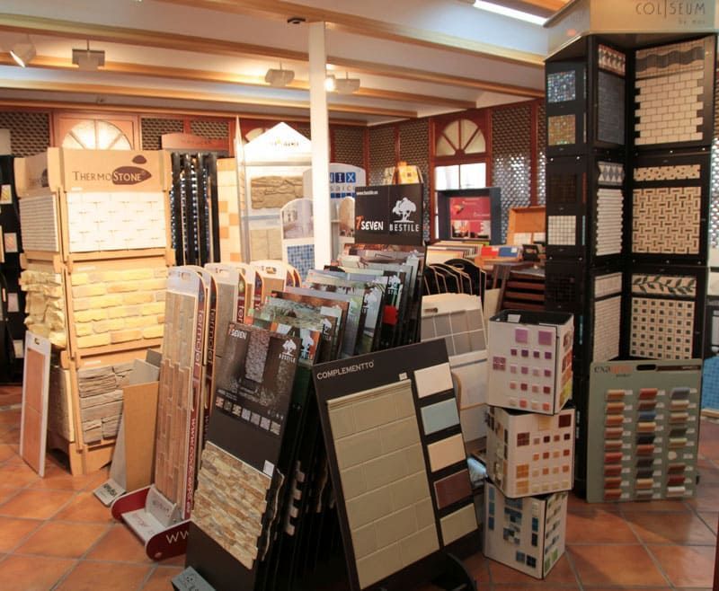 Una tienda llena de muchos azulejos y un cartel que dice Colston.