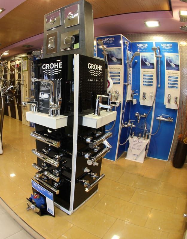 Una exhibición de Grohe en una sala de exposición de baños