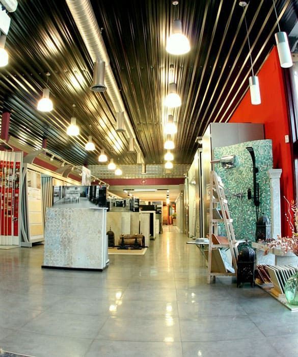 Una habitación grande con un techo que tiene muchas luces.