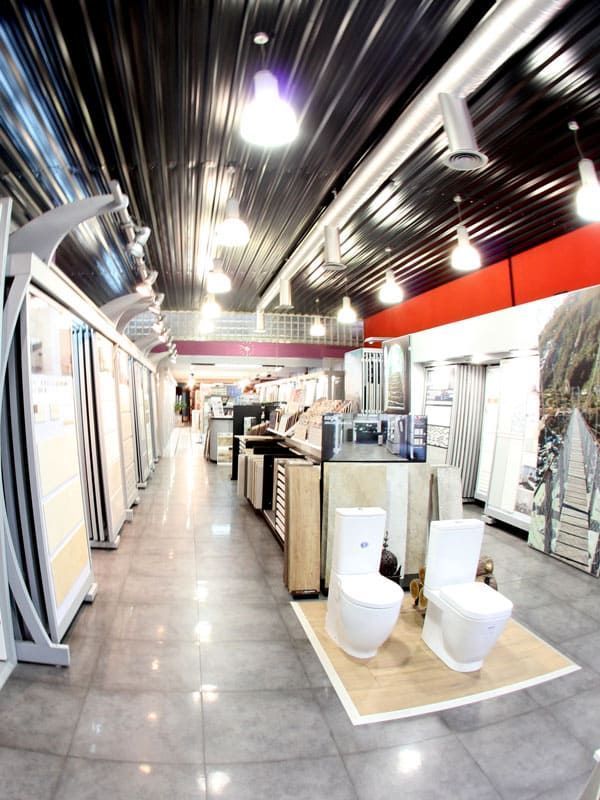 Una habitación grande con muchos baños.