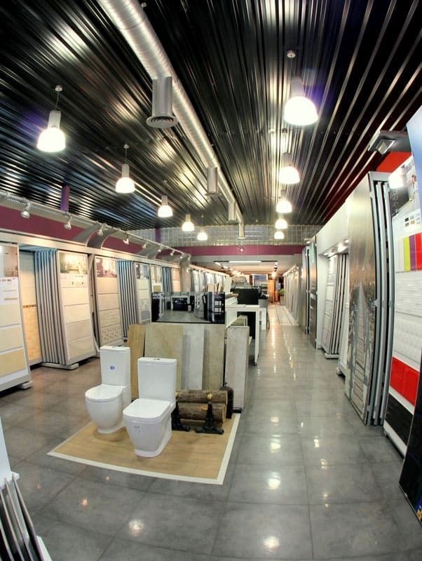 Un largo pasillo con baños en exhibición en una tienda.