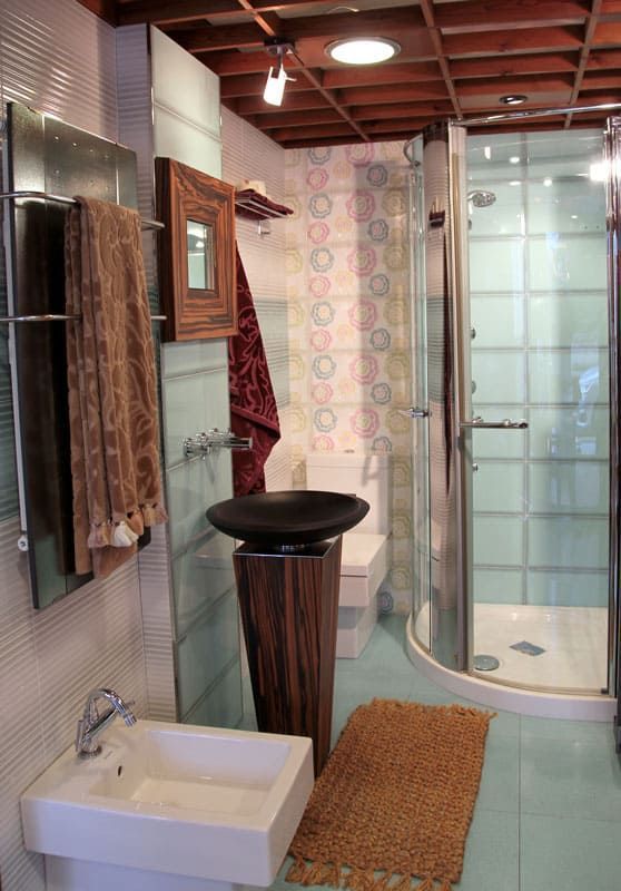 Un baño con lavabo y ducha a ras de suelo.