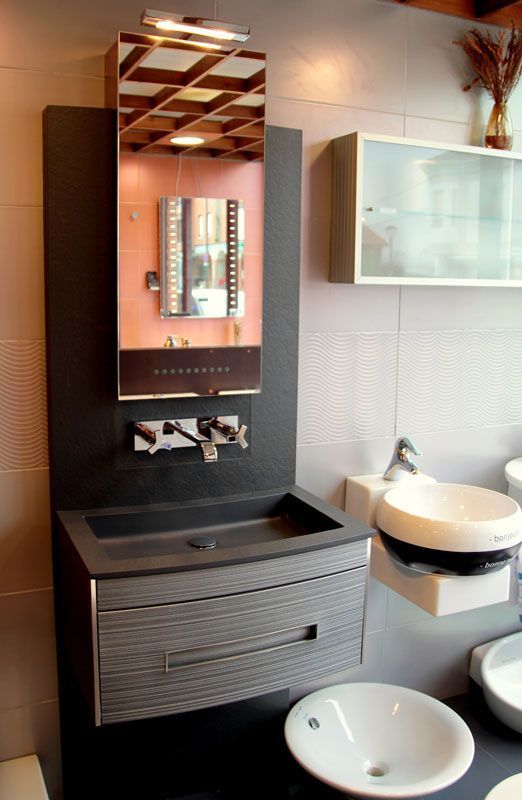 Un baño con dos lavabos y un espejo.