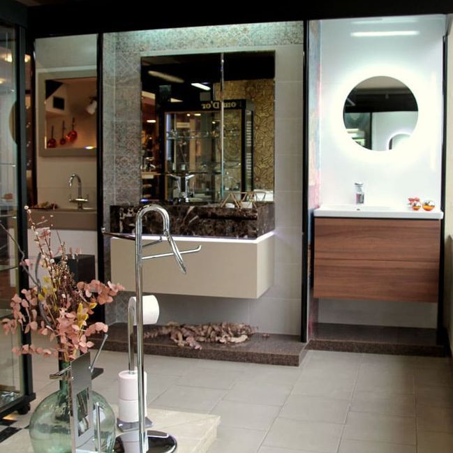 Un baño con lavabo y espejo