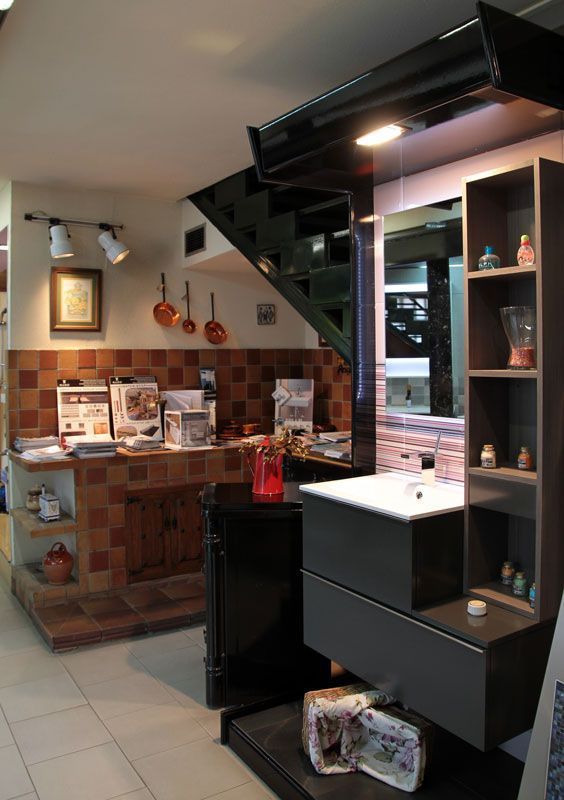 Un baño con lavabo y espejo