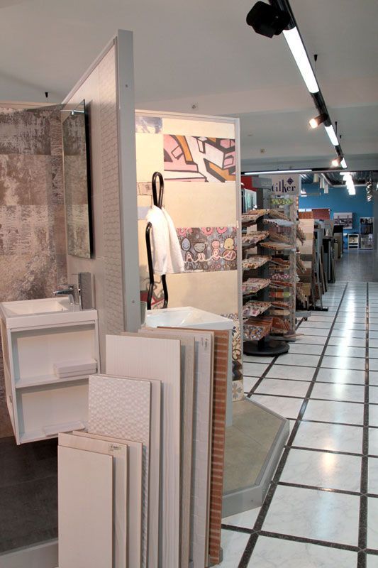 Una tienda llena de muchos azulejos y un fregadero.