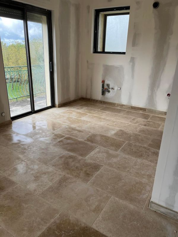 Un dallage dans une pièce en travaux