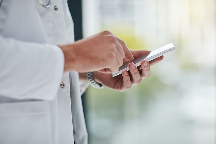 Une personne sur son téléphone