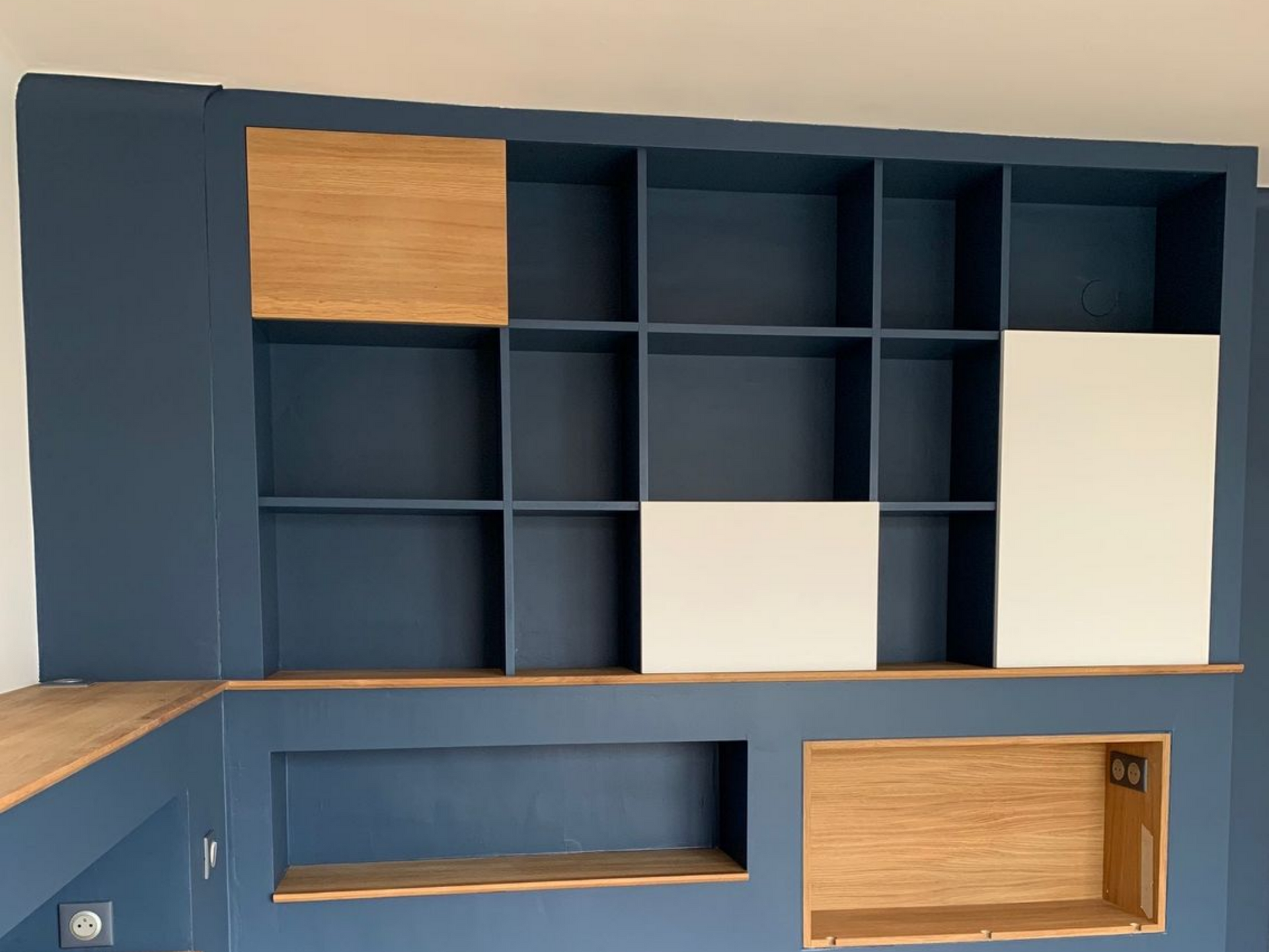 Travaux de plâtrerie, étagères et rangements intégrés dans un mur