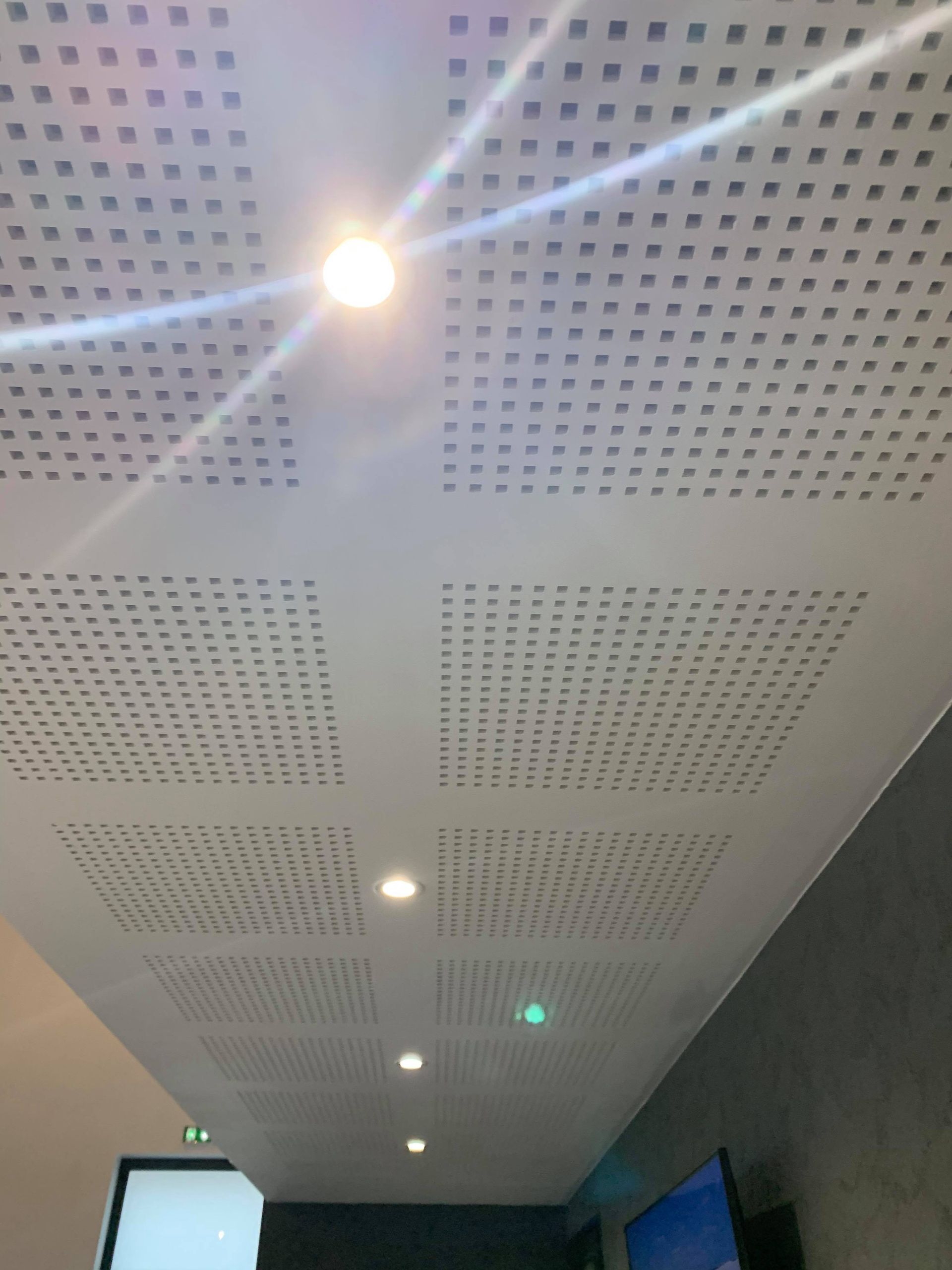 Plafond perforé blanc