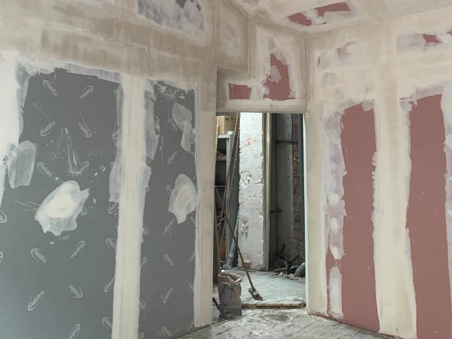 Enduit appliqué sur des cloisons avant recouvrement, travaux de rénovation de maison