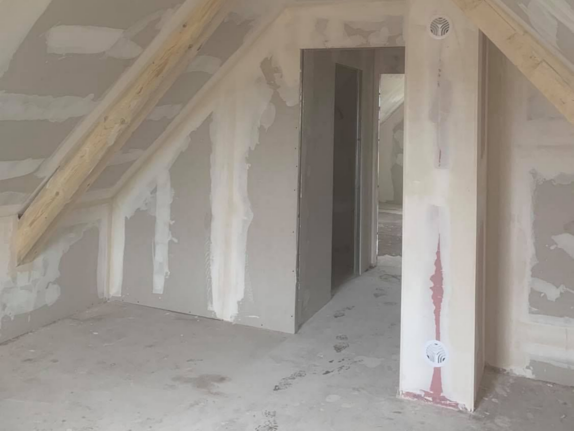 Travaux de plâtrerie pour aménager des combles, pose de cloisons et de faux plafonds