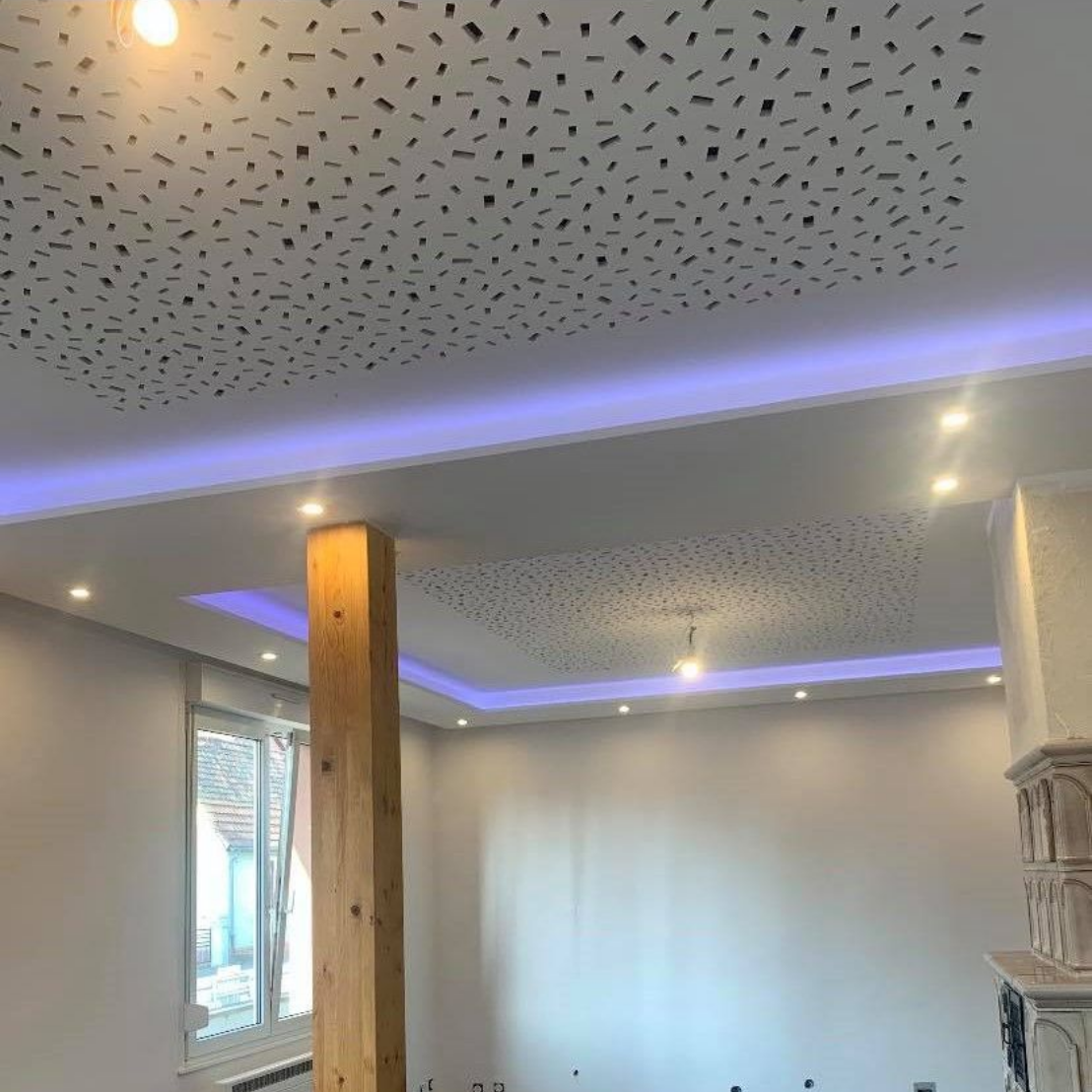 Plafond perforé, gorge lumineuse avec lumière violette, pièce avec fenêtre oscillobattante