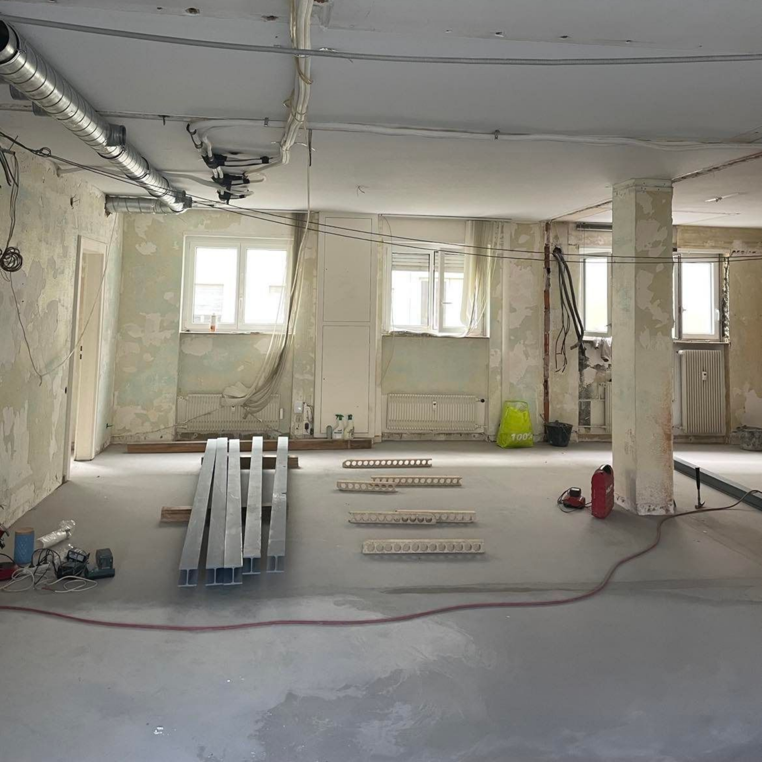 Rénovation de maison, matériaux de construction et outils posés sur le sol, fils électriques apparents