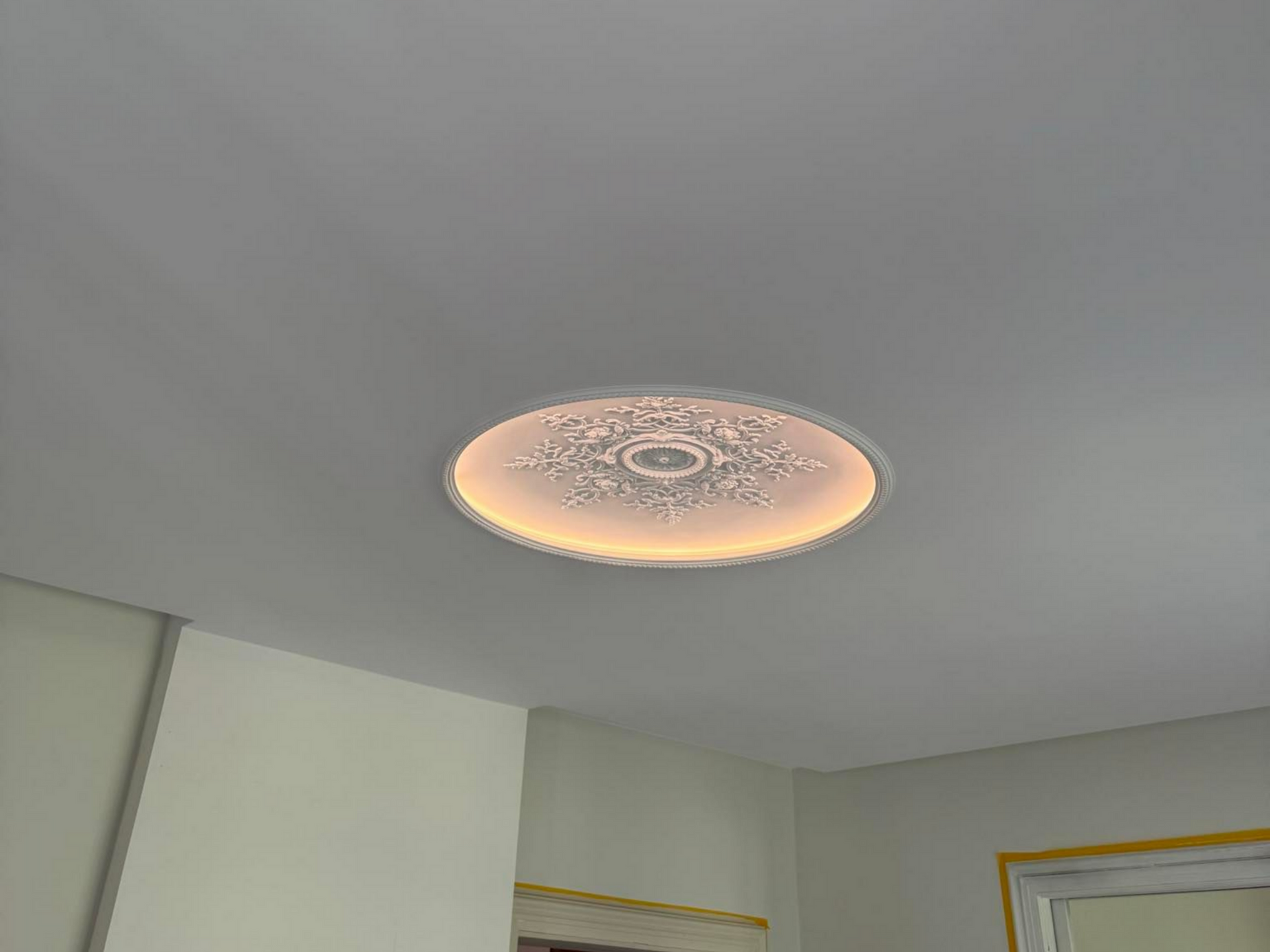 Création en staff et gorge lumineuse au plafond