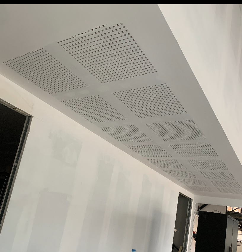 Plafond blanc perforé, rénovation de mur